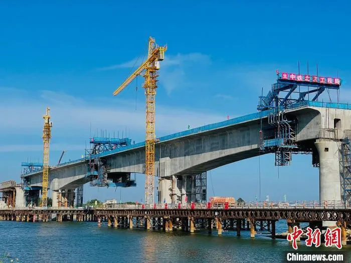 由中铁北京工程局承建的汕汕铁路鳌江特大桥跨龙江连续梁顺利合龙 李轩 摄 由中铁北京工程局承建的汕汕铁路鳌江特大桥跨龙江连续梁顺利合龙 李轩 摄