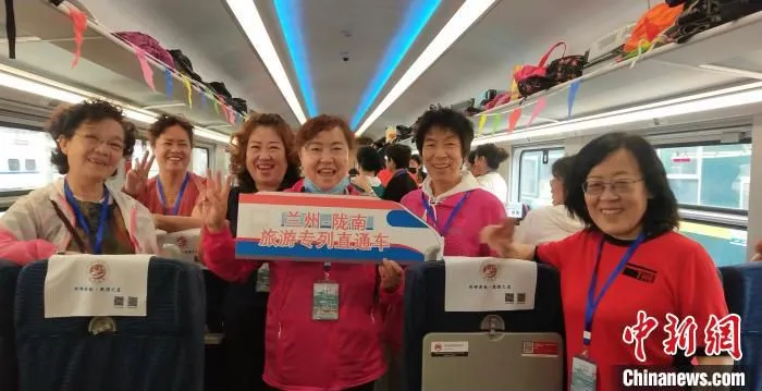 图为兰州—陇南旅游专列。　曹文福 摄