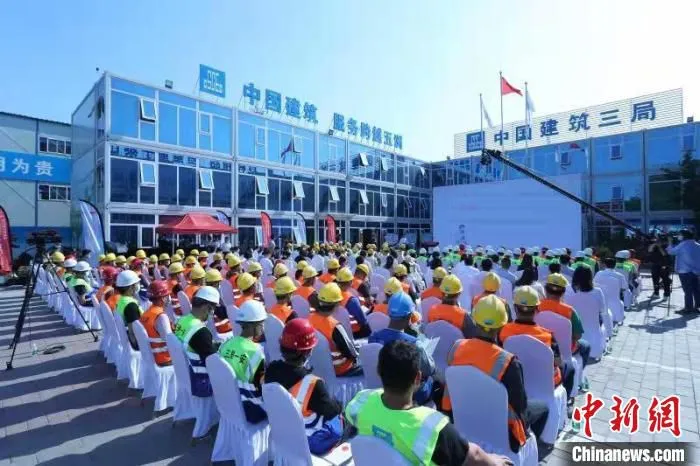 全国农村留守儿童关爱保护“百场宣讲进工地”活动30日在京启动。　中建三局供图
