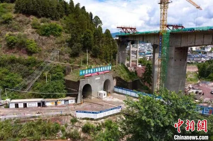 图为云南大（理）瑞（丽）铁路重点控制性工程秀岭隧道贯通。　王一翔　摄