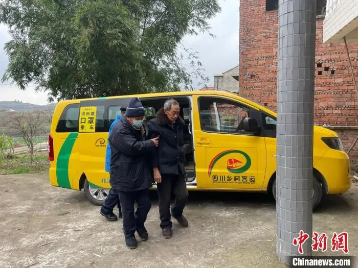 徐德文把看完病的哥哥从“小黄车”上扶下来。　祝欢 摄