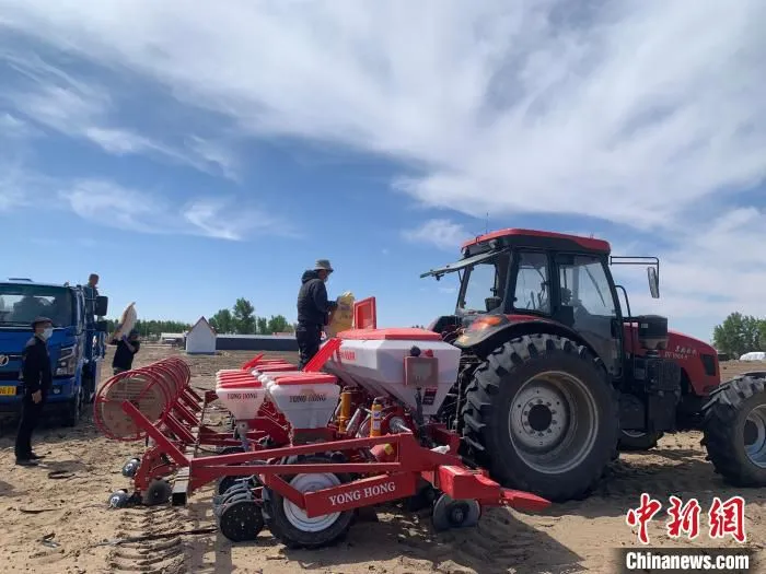 图为大豆玉米带状复合种植播种现场。　吕志敏 摄