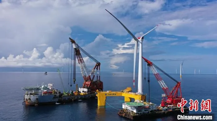 全球首台抗台风型漂浮式海上风电机组在阳江安装成功 纪海升 摄