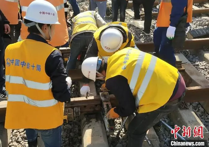 11月9日，在引江济淮引起既有宁西下行便线施工现场，工人正在进行信号专业作业。　王海东 摄