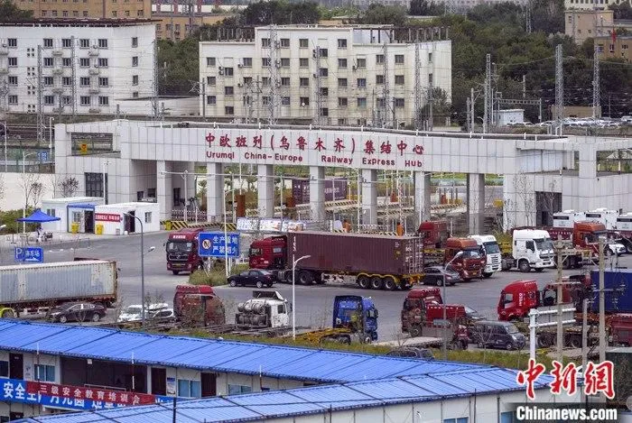 图为7月14日，中欧班列（乌鲁木齐）集结中心一派繁忙景象。 中新社记者 刘新 摄