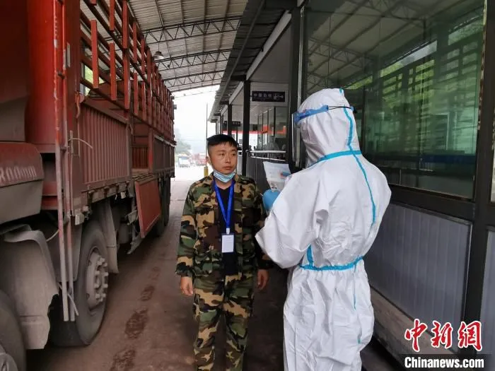 图为执勤民警对出入境人员进行人证对照。　磨憨边检站供图