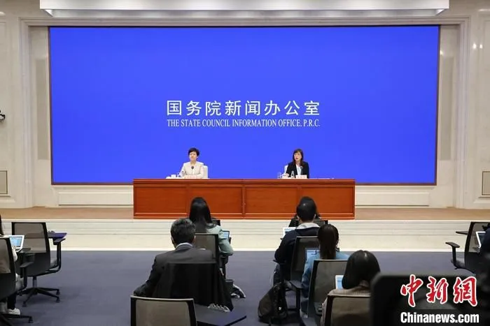 10月22日，中国国务院新闻办公室在北京举行新闻发布会，国家外汇管理局副局长、新闻发言人王春英介绍2021年前三季度外汇收支数据，并答记者问。 中新社记者 杨可佳 摄