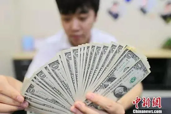 资料图：银行工作人员正在清点货币。中新社记者 张云 摄