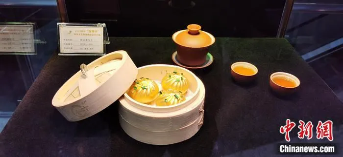 名为“民以食为天”的玉石作品在四会展出。四会市珠宝玉石首饰行业协会 供图
