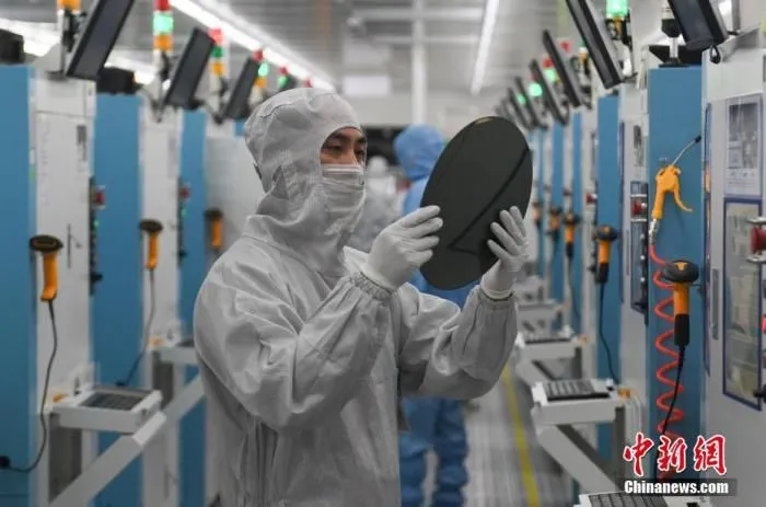 资料图：科技公司工作人员。中新社记者 王刚 摄