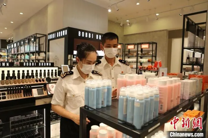 海口海关关员在免税店开展巡查监管 王培鑫 摄