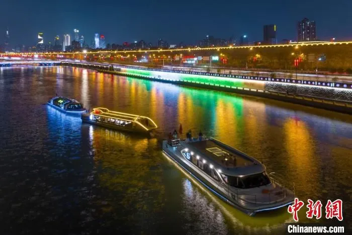 外秦淮河游船。　南京旅游集团供图 摄