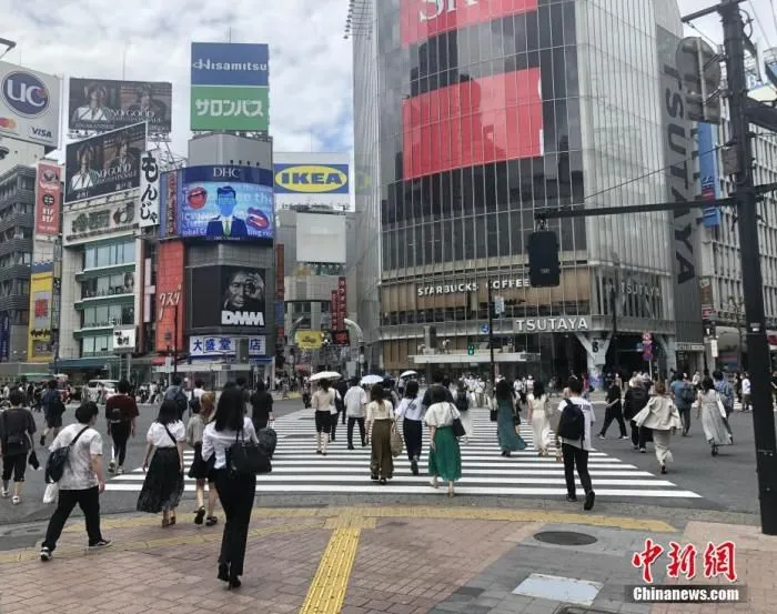 民众穿过涩谷车站前的交叉路口。 中新社记者 吕少威 摄