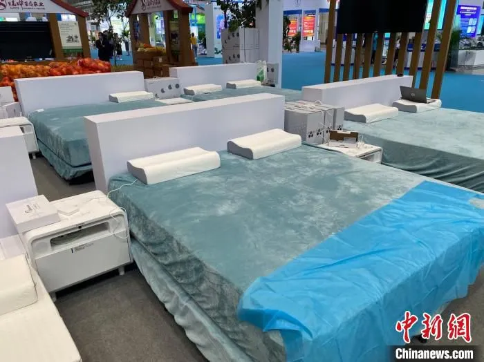 图为科技赋能的智能睡眠床。　符宇群 摄