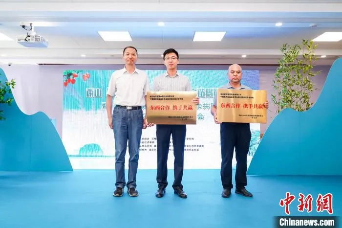 签约授牌现场。　石嘴山市委宣传部供图