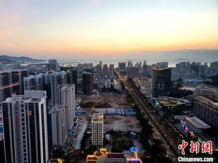 资料图：城市一景。 王晓斌 摄