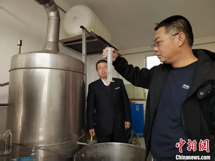 高志成从小就在酒缸边长大。　杨润德 摄