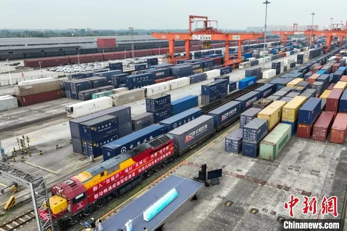 中欧班列(成渝)缓缓驶出成都国际铁路港。　成都国际铁路港供图