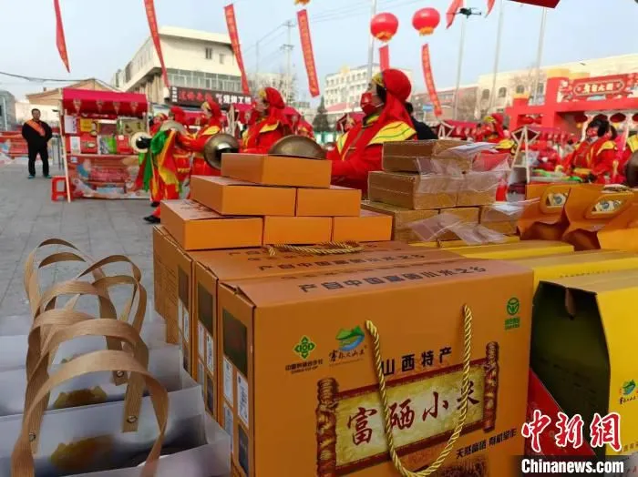 年货节市场，精彩的文艺节目，琳琅满目的年货产品。　杨佩佩 摄