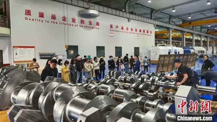 桂林福达阿尔芬大型曲轴有限公司负责人向采访团介绍企业情况。　杨宗盛 摄