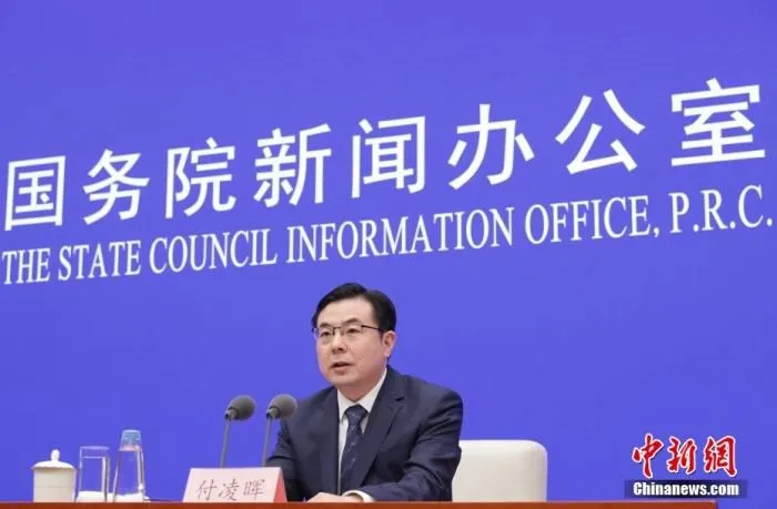 4月18日，中国国务院新闻办公室在北京举行新闻发布会，请国家统计局新闻发言人、国民经济综合统计司司长付凌晖介绍2022年一季度国民经济运行情况，并答记者问。 中新社记者 杨可佳 摄