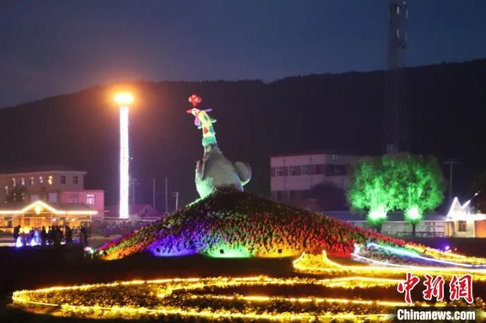 游客夜游花海景区。　牛雷 摄