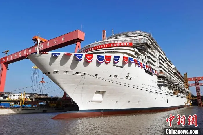 中国首制大型邮轮在上海外高桥造船有限公司顺利实现坞内起浮。　殷立勤 摄