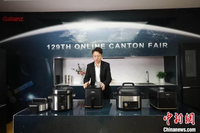 家电企业格兰仕在第129届广交会官网平台开展直播 张弘弢 摄