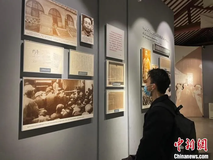 图为游客清明假期参观西安事变纪念馆。　梅镱泷 摄