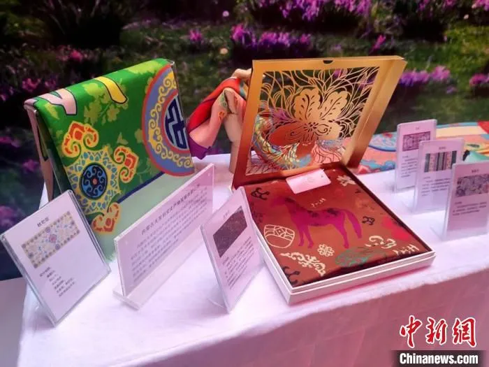 图为现场展示的文创产品。　林玲 摄