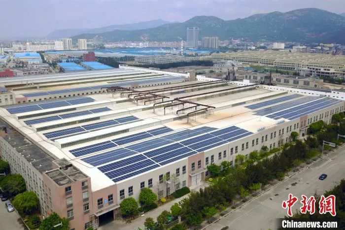 图为华港纺织集团宏港纺织工业园屋顶光伏发电站。　国网福州供电公司 供图