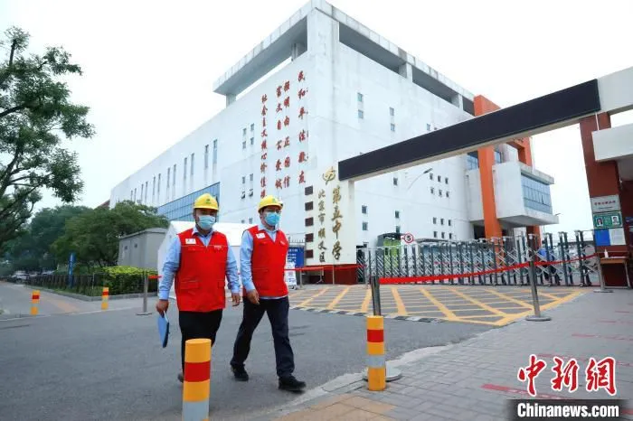 图为国网北京顺义公司工作人员在重点线路开展隐患排查工作，确保中考期间线路安全稳定运行。　侯占泉 摄