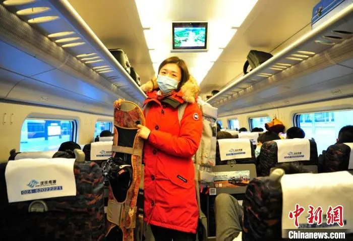 乘高铁去长白山滑雪的陈驰。　高龙安 摄