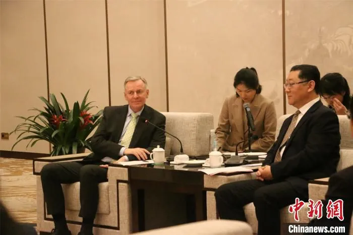 图为柳州市市长(右)会见奥地利驻华大使石迪福(左)。　林馨 摄