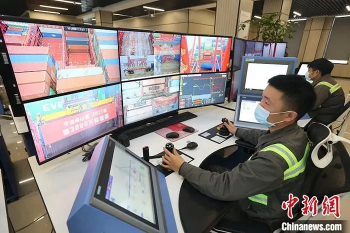宁波舟山港集装箱吊装现场。林国平 摄
