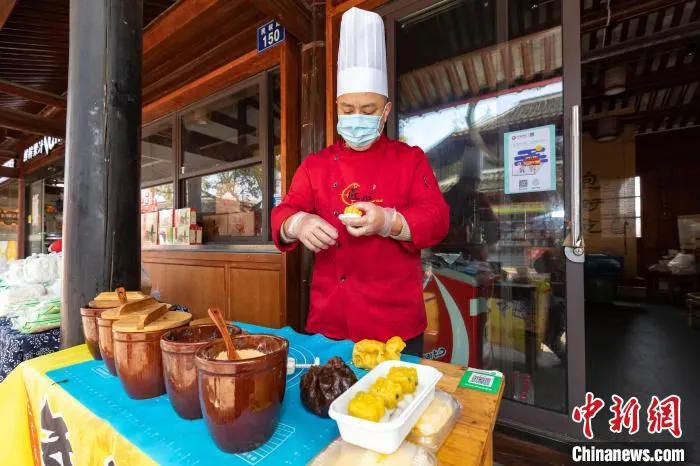 包珅制作“虎头”样式的年糕。　李嘉伟 摄