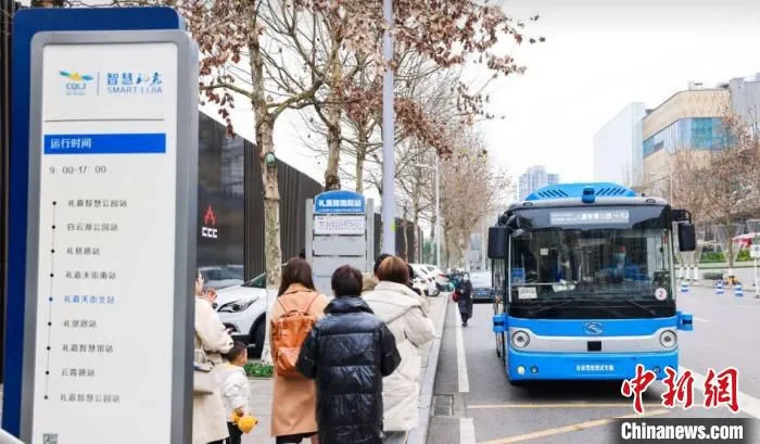 图为市民排队乘车。　王旭 摄