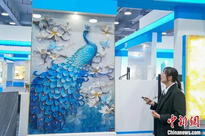 3D岗石渗墨大板画《孔雀》。　陈冠言 摄