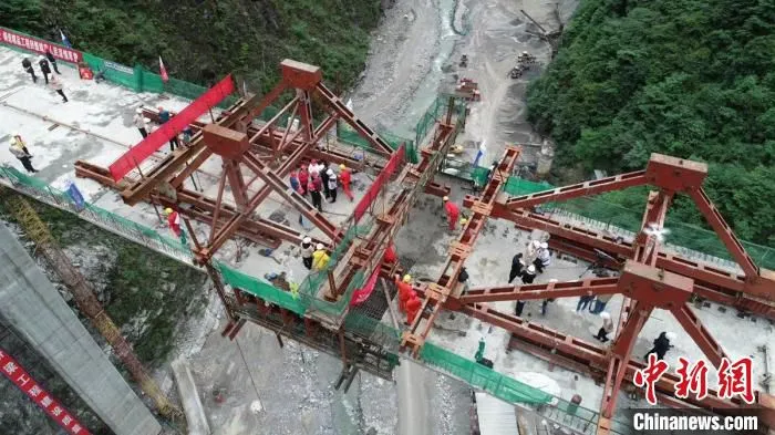 空中俯瞰绵茂公路大桥浇筑施工现场。　四川路桥供图