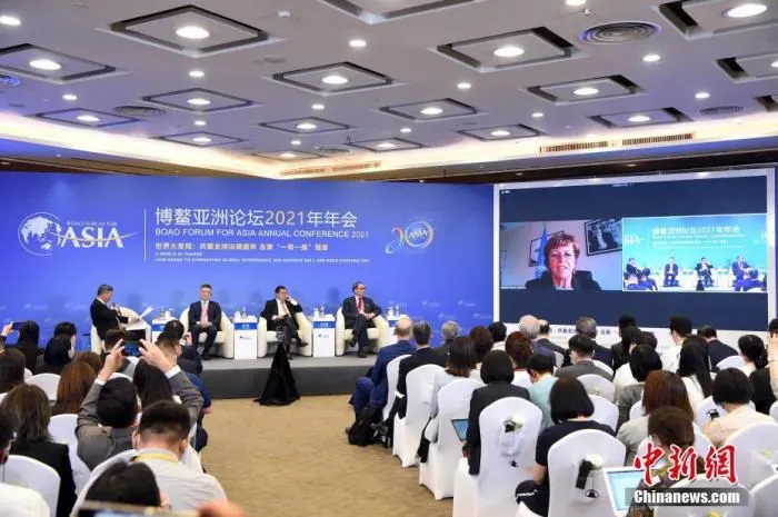 4月19日，博鳌亚洲论坛2021年年会“RCEP：前景与影响”分论坛在海南博鳌举行，原外经贸部副部长龙永图，中国财政部关税司司长蔡强，香港中文大学(深圳)全球与当代中国高等研究院院长郑永年现场出席，联合国贸易和发展会议秘书长伊莎贝尔·杜兰特通过视频出席并参与讨论。中新社记者 侯宇