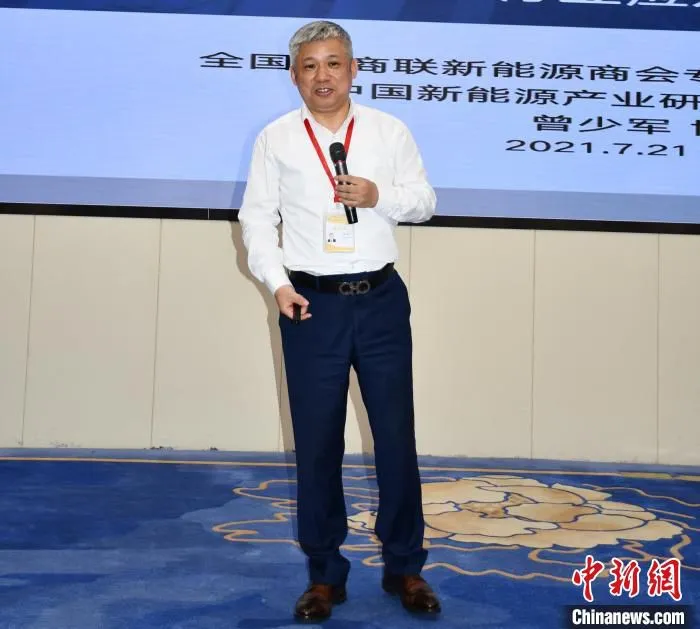 图为曾少军作主旨演讲。　青海省工商联供图