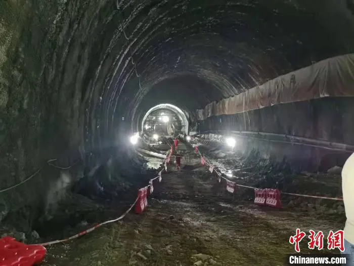 广汕铁路首座复杂地质长大隧道单向顺利贯通 郭军 摄