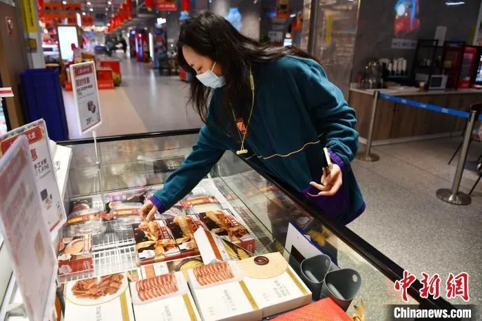 资料图：顾客正在选购“年夜饭”预制菜。　张浪 摄