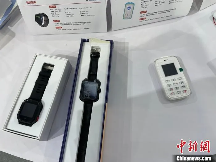 老年人智能手表 蔡敏婕 摄