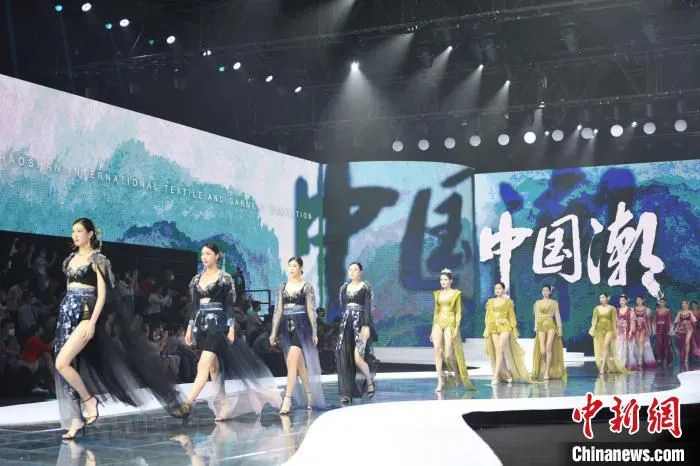 图为“潮起东方” 首届中国·潮汕国际纺织服装博览会开幕式上联合秀 林大森 摄