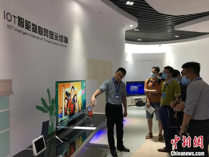 企业工作人员介绍IOT智能物联网显示终端 马芙蓉 摄