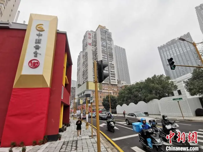 “老街”摇身一变成为“金灿灿”的黄金街。　付敬懿 摄