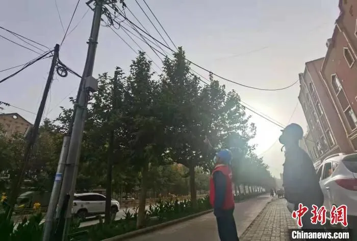 国网叶城县供电公司员工开展线路巡视。　艾山江 摄