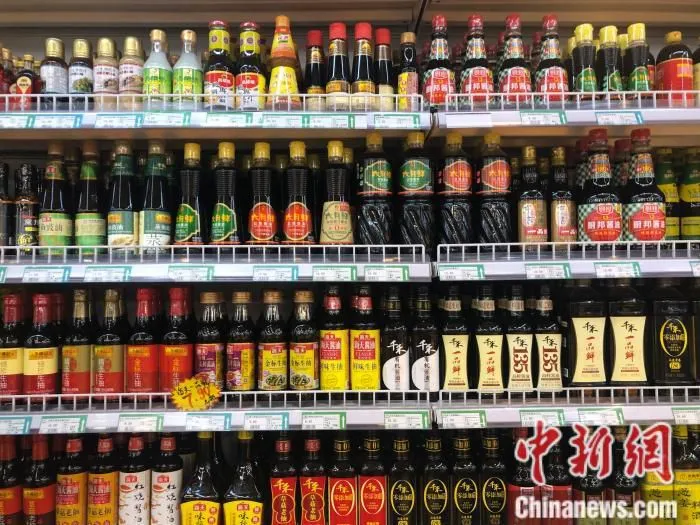 超市里售卖的调味品。 中新网 左宇坤 摄