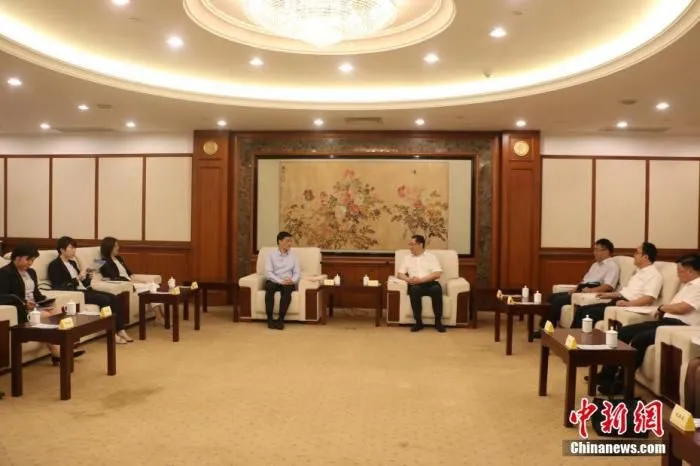 9月1日晚，广西柳州市市长张壮(右)会见香港特别行政区政府驻广西联络处主任王卓然(左)，双方盼进一步加深合作。 中新社发 林馨 摄